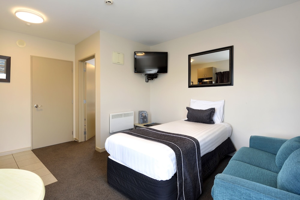 One Bedroom Standard Suite photo 2