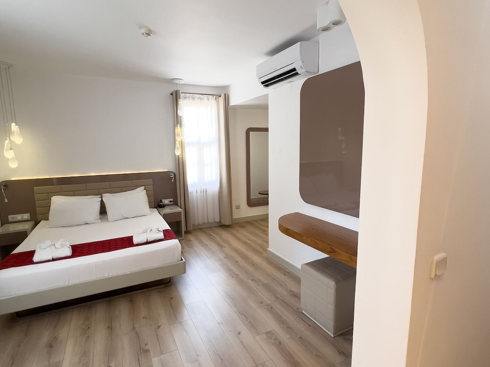 Deluxe Room, 1 Double Bed, Non Smoking, Sea View - Photo 9