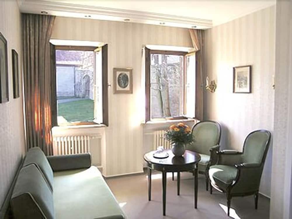 Family Room, 3 спальни, кухня, прилегающее здание (современный) photo 2