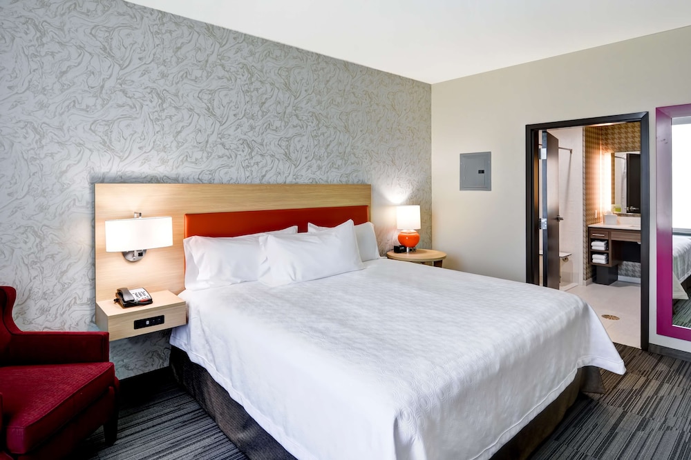 Suite, 1 King Bed, Accessible, Non Smoking (Hearing) photo 3