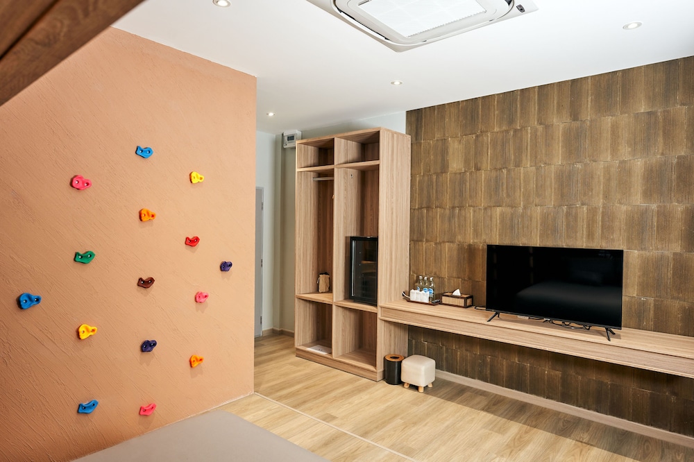Family Room 3 - Photo 3