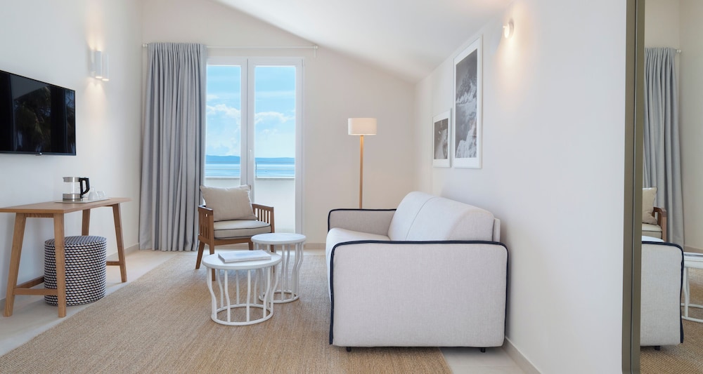 Suite, 1 Bedroom, Balcony, Partial Sea View photo 1