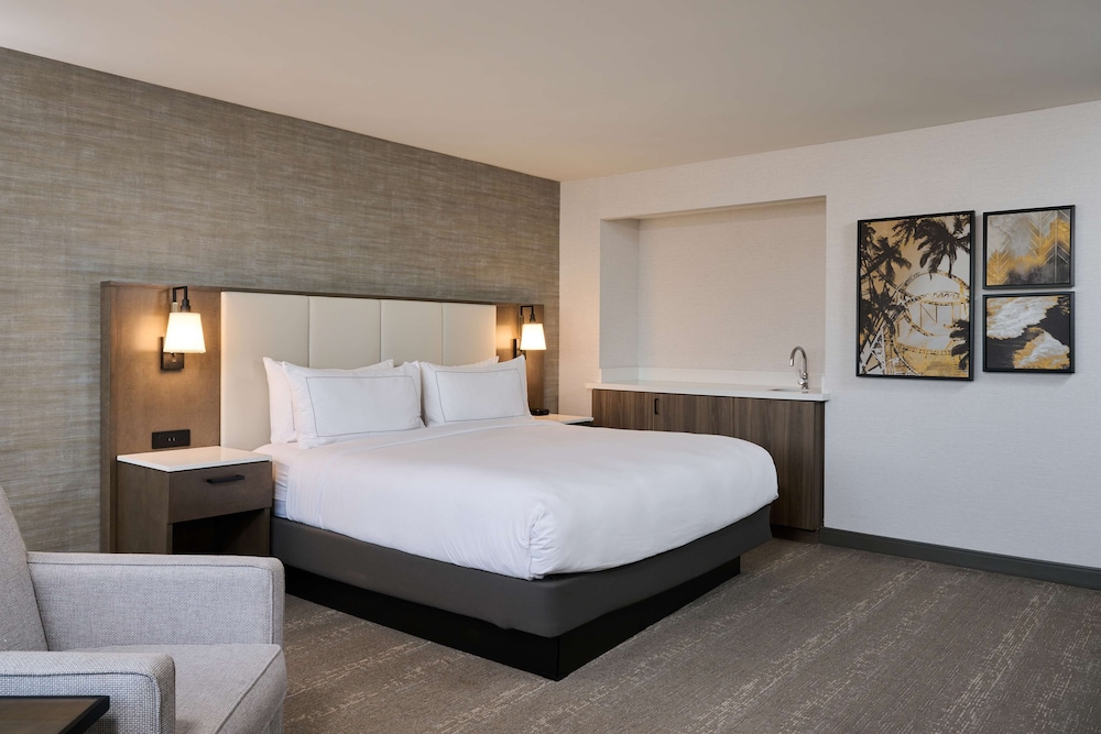 Studio, 1 King Bed, Accessible, Pool View - Photo 7