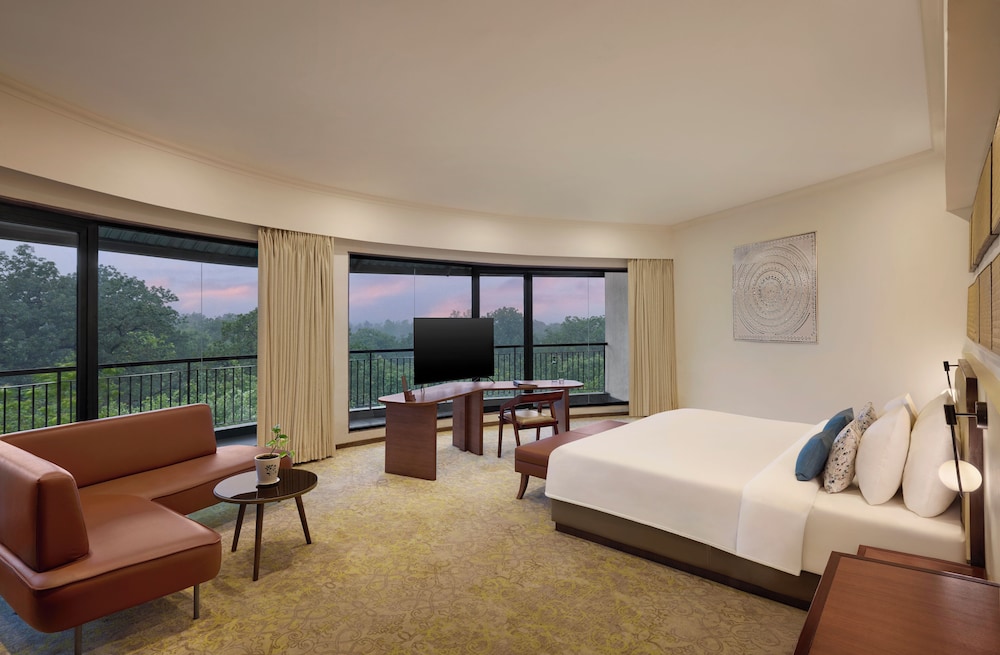 Classic Suite, 1 King Bed, Balcony, Mountain View (Balcony) - Photo 1