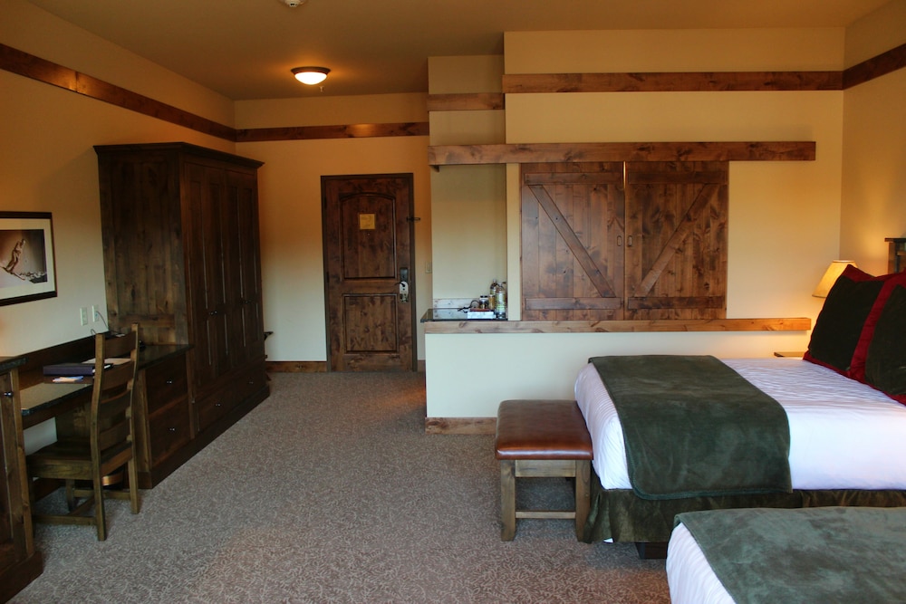 Two Queen Viking Lodge Room - Photo 3