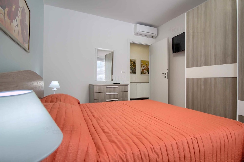 House (2 Bedrooms)