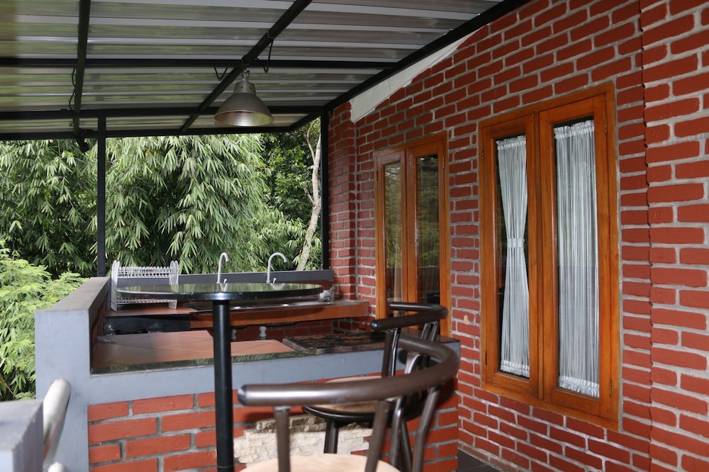 Family Room with Balcony photo 2