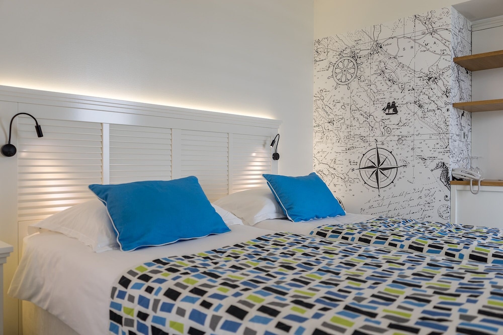 Double or Twin room 22m² Courtyard/Park View with Balcony photo 3
