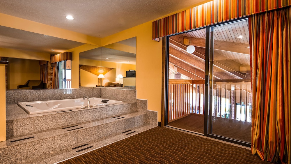 Suite, 1 King Bed, Non Smoking, Jetted Tub photo 1