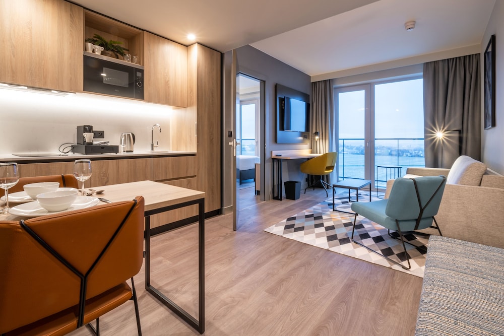 Suite, 1 Bedroom - Photo 6