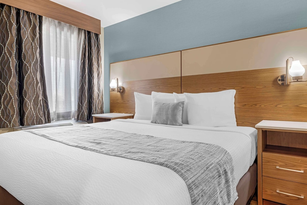 Suite, Multiple Beds, Non Smoking, Kitchen (1st Fl;Pet Friendly;FWY Side, FK) photo 1