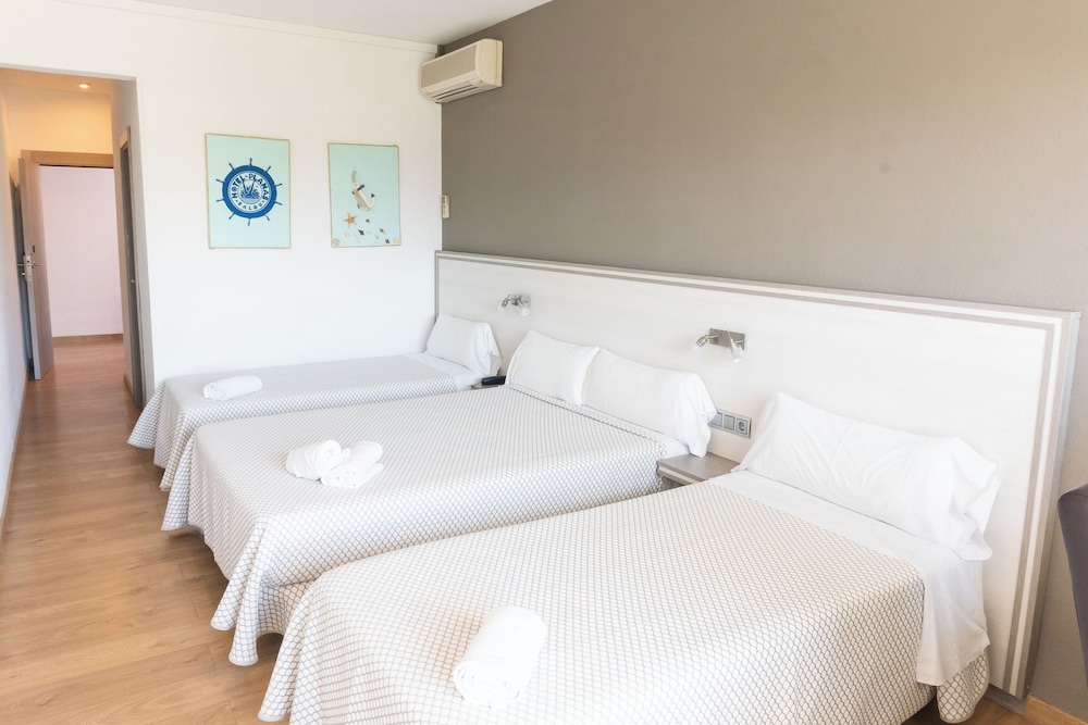 Family Quadruple Room (2 adults + 2 children) photo 2