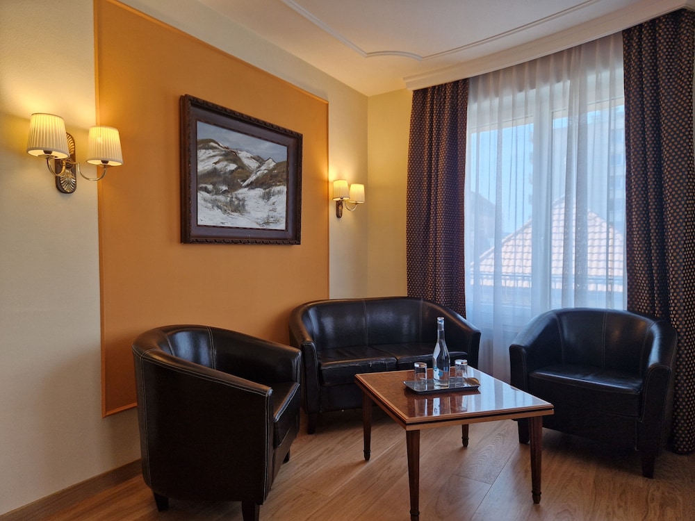 Junior Suite, 1 Queen Bed - Photo 4