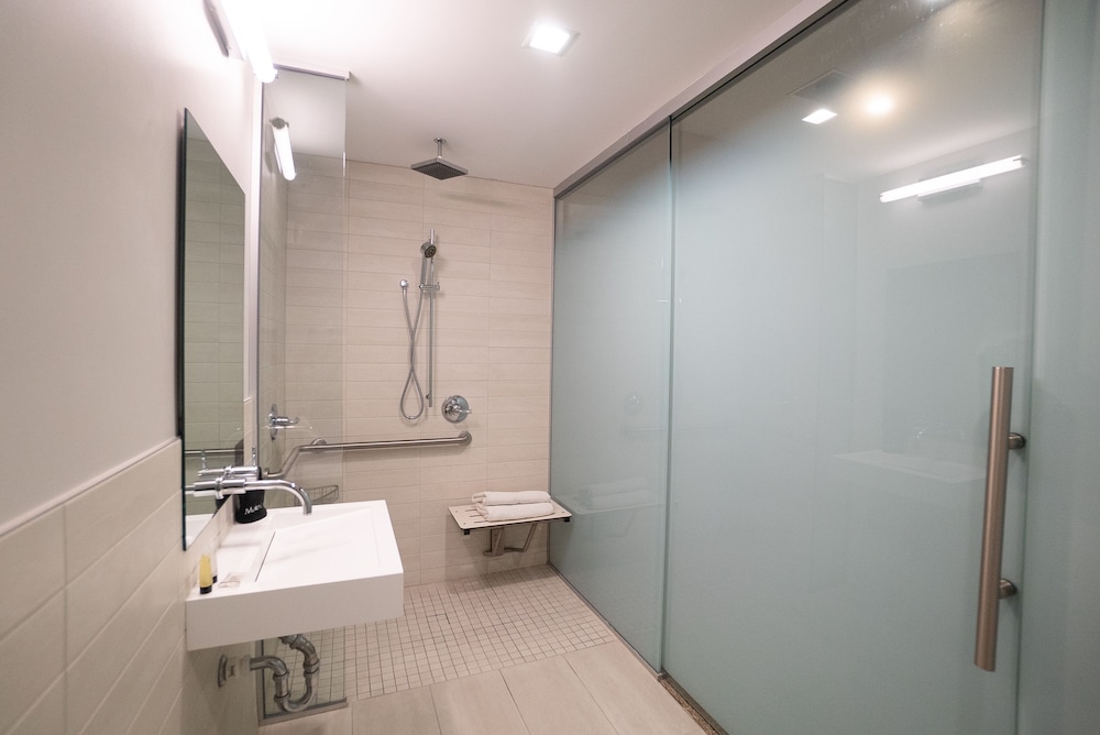 SOVA Accessible Room - Photo 6