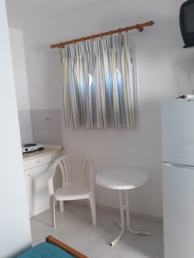 Studio - Photo 2