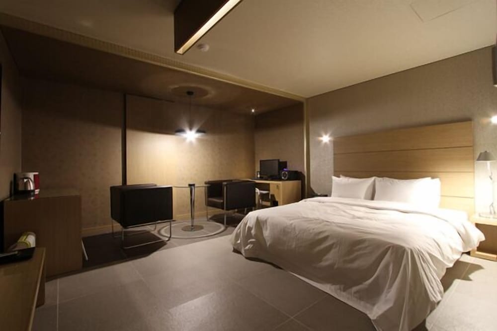 Standard Room (A / Check-in 12PM / 4PM on Saturday) photo 3