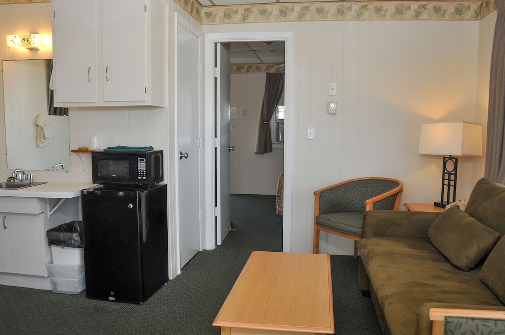Economy Suite, King size bed + sofa queen bed, second floor with balcony, corner room, no view photo 1