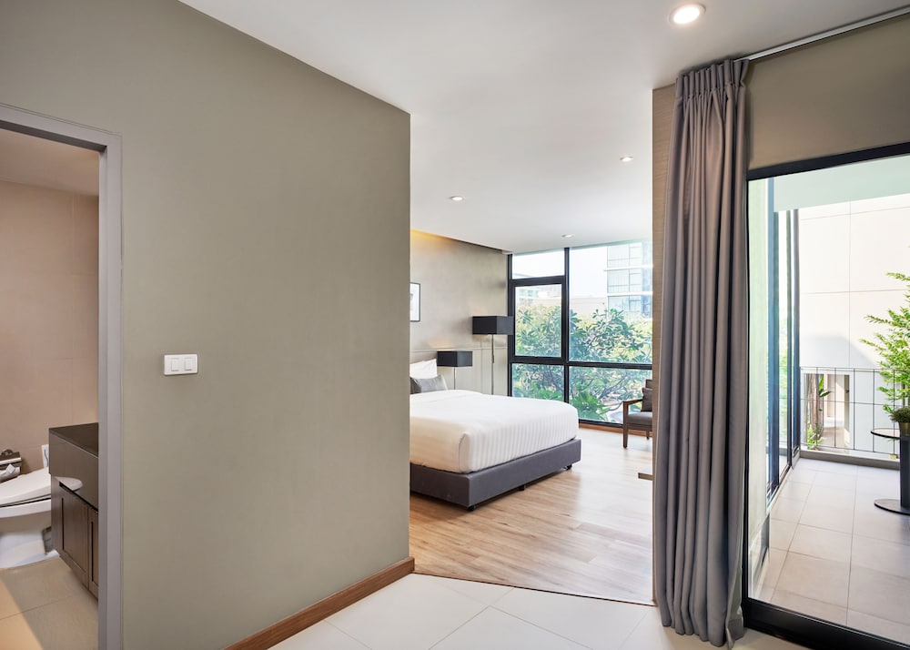 Deluxe Pool View Room with Kitchenette - Photo 15