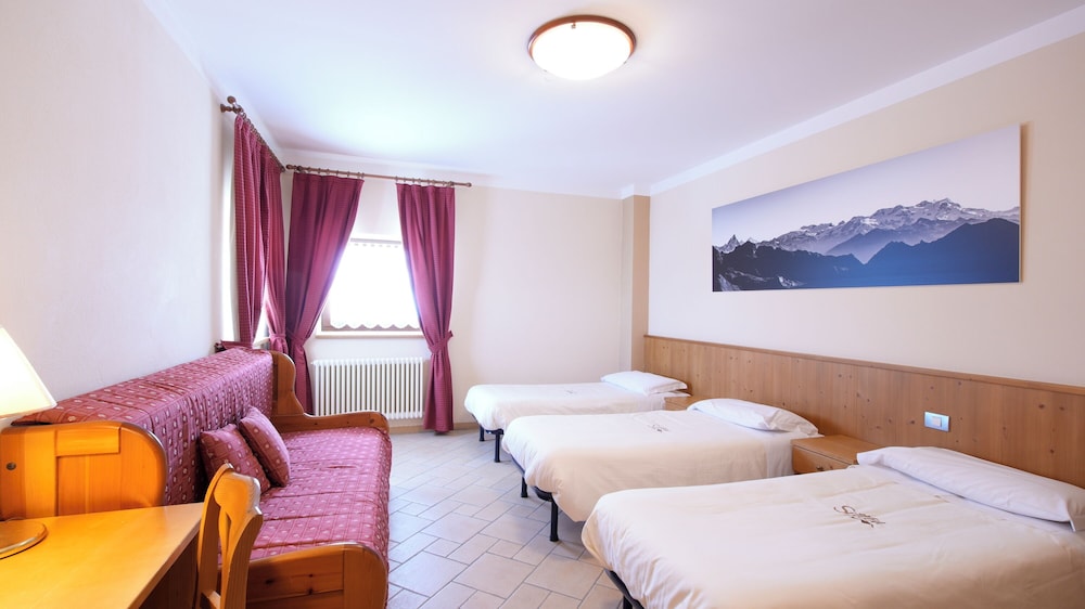 Family Room, Multiple Beds, Mountain View photo 3