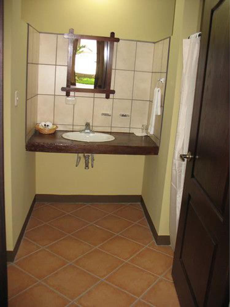 Standard Studio Suite, Garden View photo 3