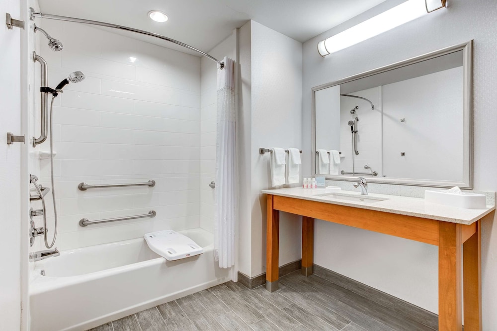 Room, Accessible, Non Smoking (Hearing Impaired) photo 3