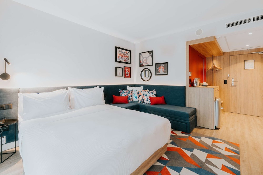 Premium Room, 1 Queen Bed with Sofa bed - Photo 6