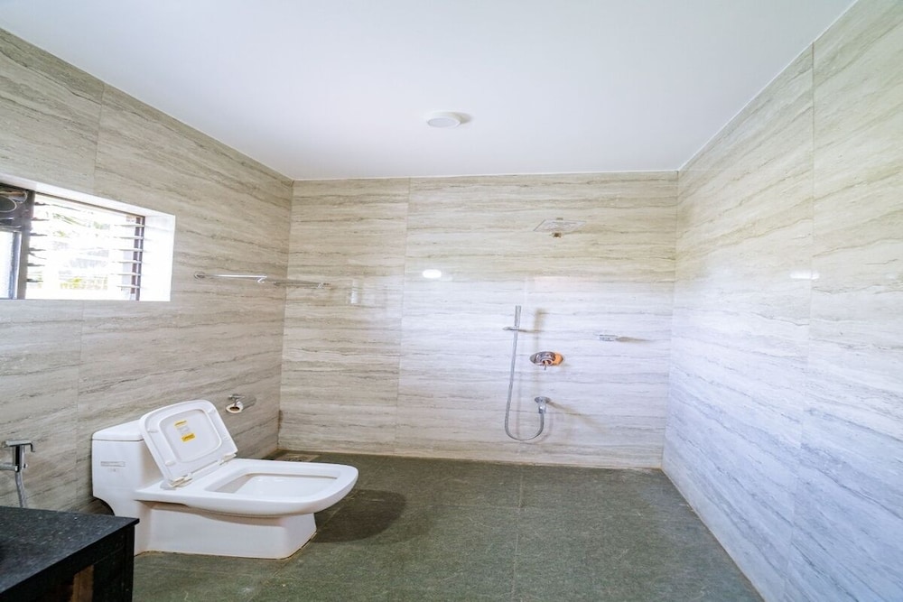 Executive Room - Photo 8