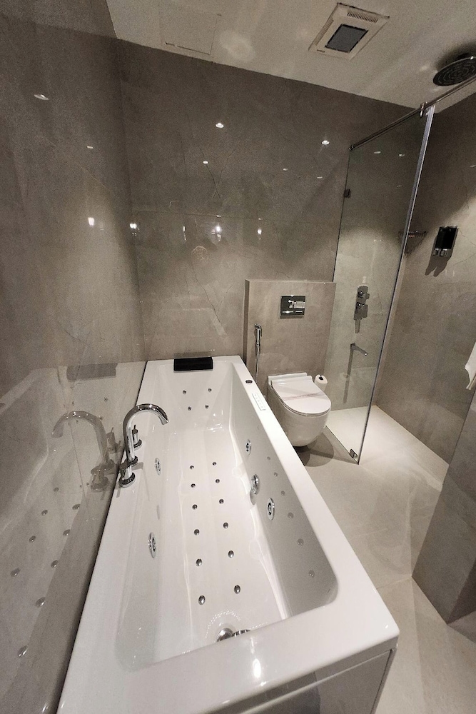 Suite - Photo 7