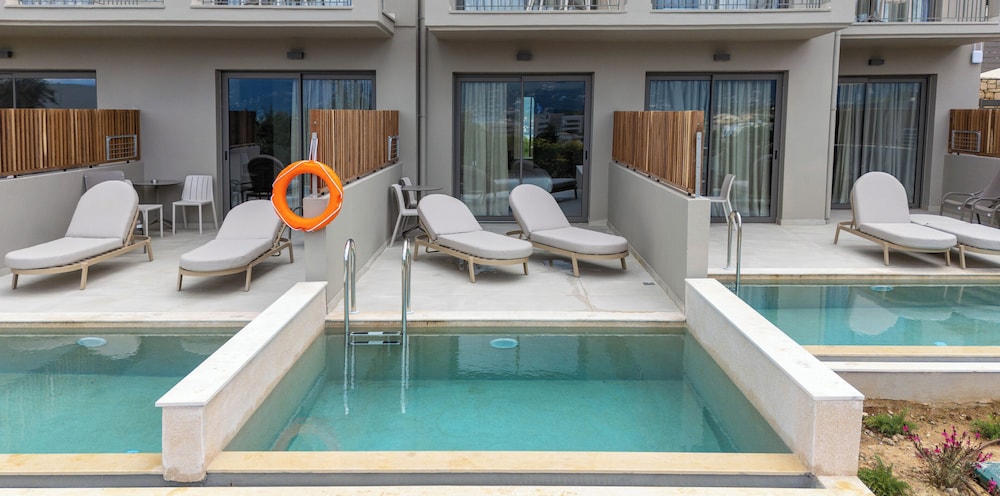 Executive Junior Suite with Private Pool & Sea View - Photo 17