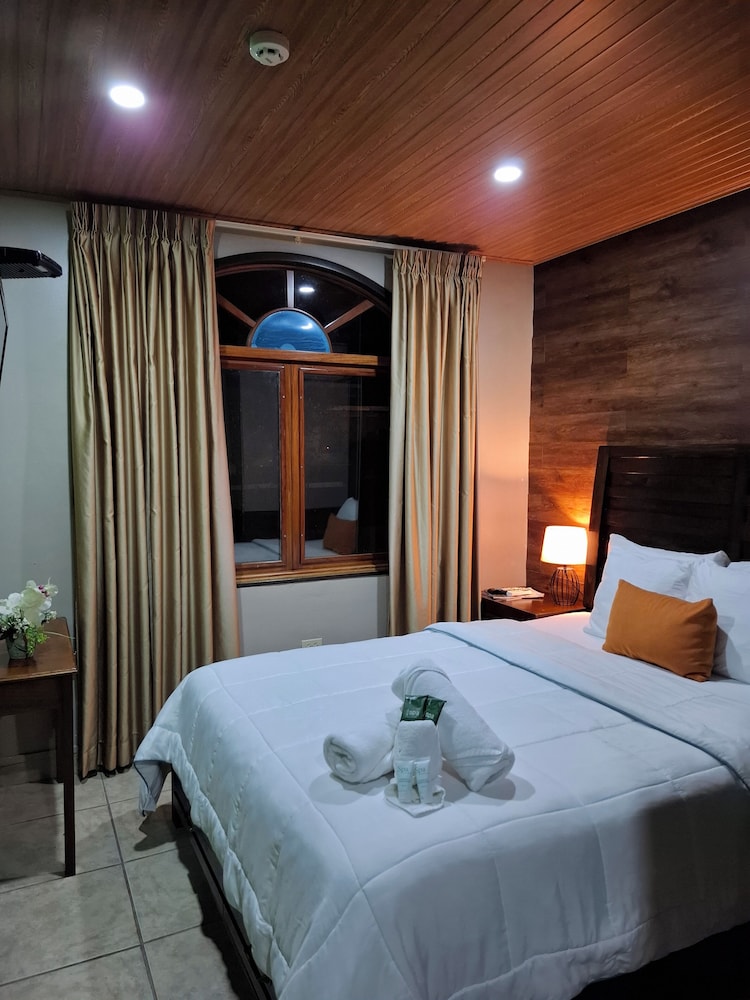 Standard Single Room, 1 Queen Bed photo 2