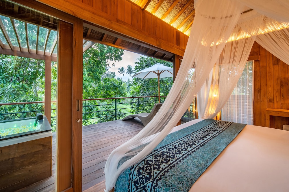 Deluxe Suite with Hot Tub and Free Scheduled Activities - Photo 6