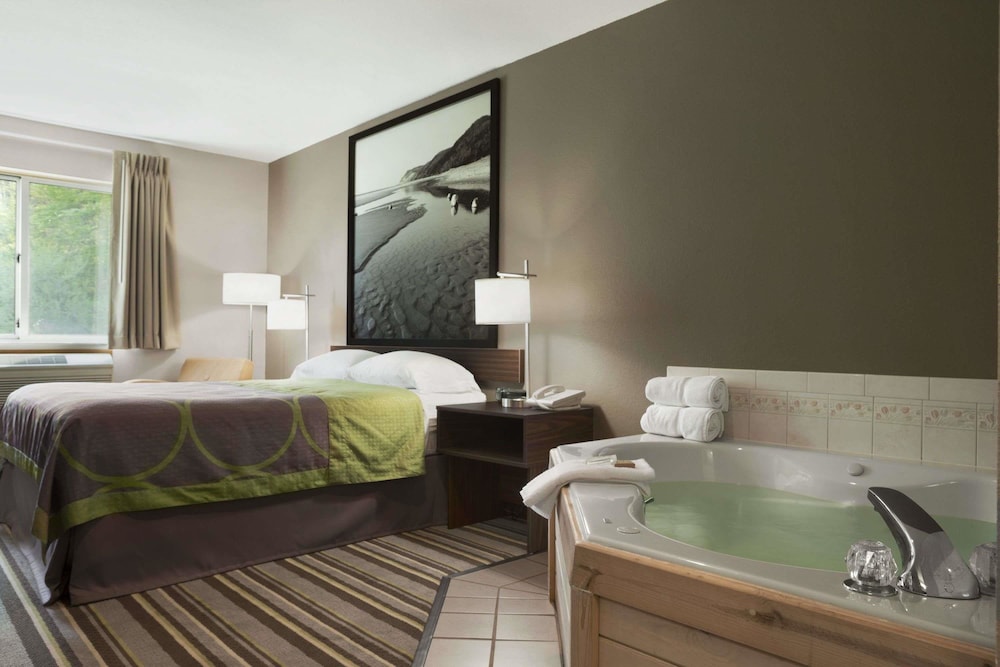 Suite, 1 Queen Bed, Hot Tub photo 1