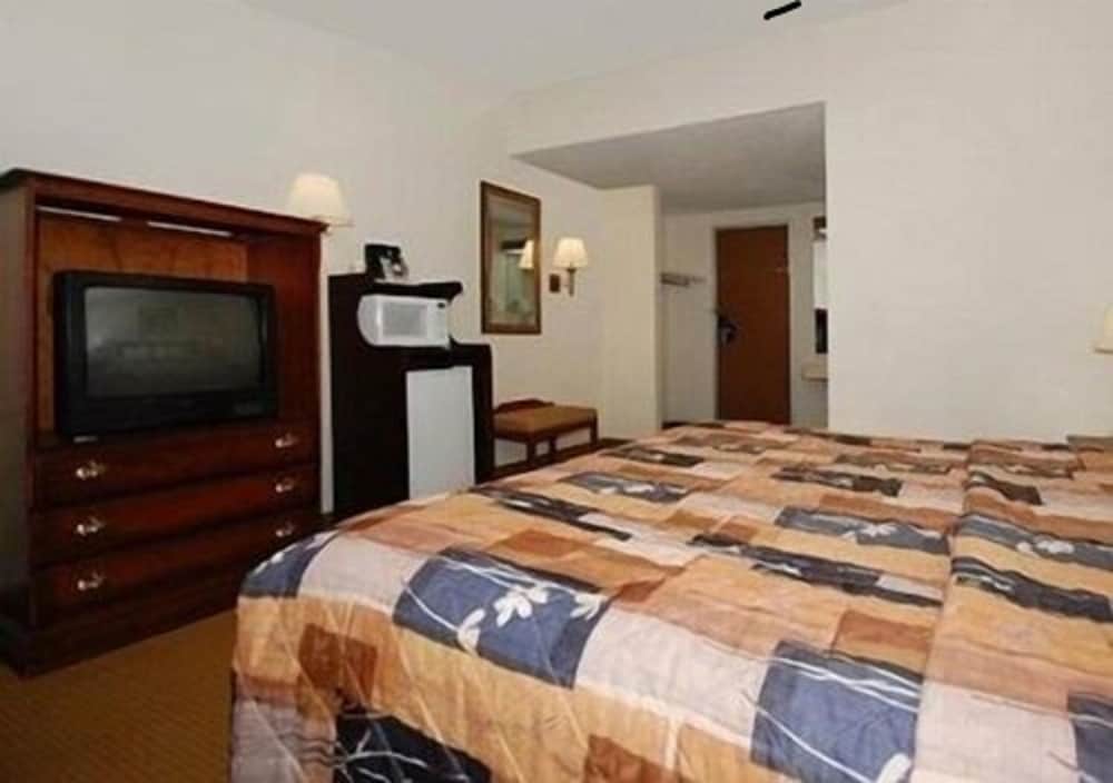 Standard Room, 1 King Bed, Non Smoking - Photo 3