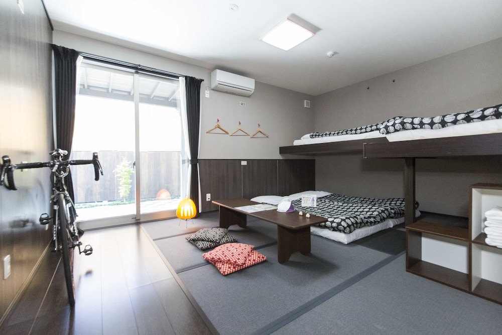 Private 5 Beds room, Shared Toilet and Shower photo 3