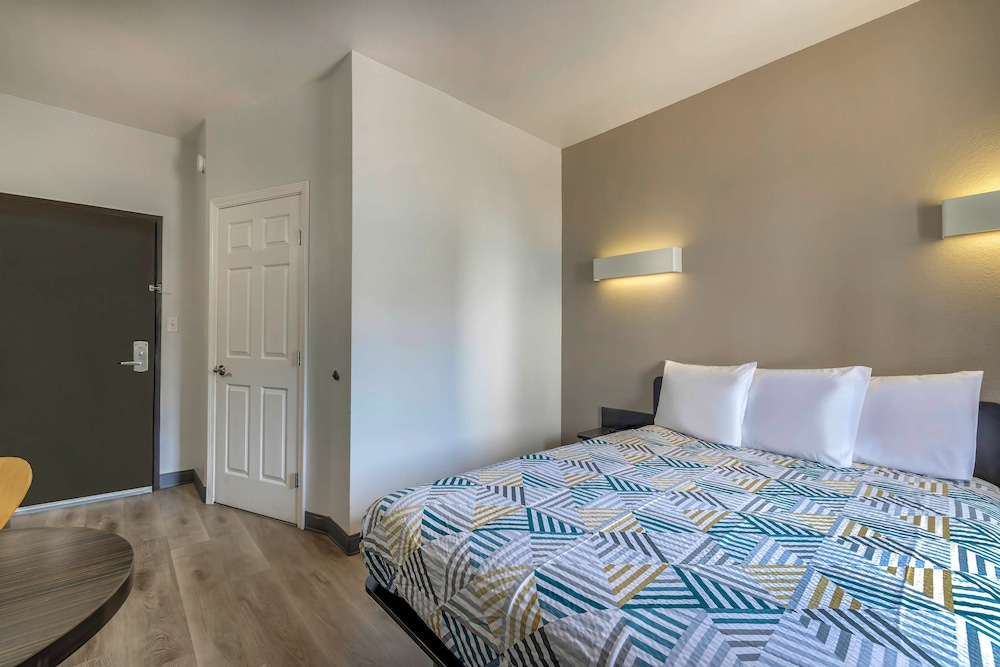 Standard Suite, 1 Queen Bed, Accessible, Non Smoking photo 3