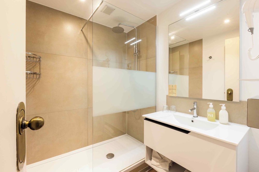 Standard Triple Room thumbnail 5