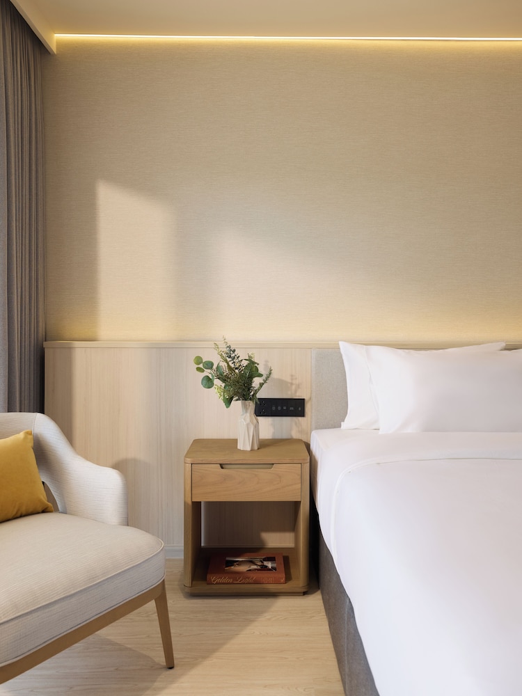 Deluxe Room, 1 King Bed, Balcony, Pool View