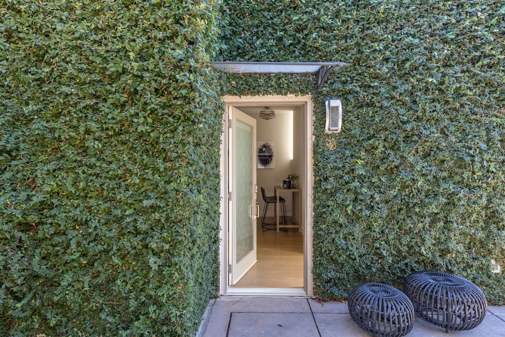 Courtyard Room 6