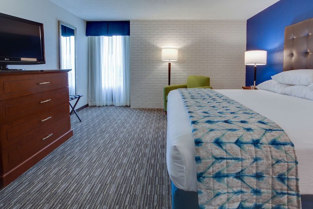 Deluxe Room, 1 King Bed, Refrigerator & Microwave (Upper Floor) photo 2