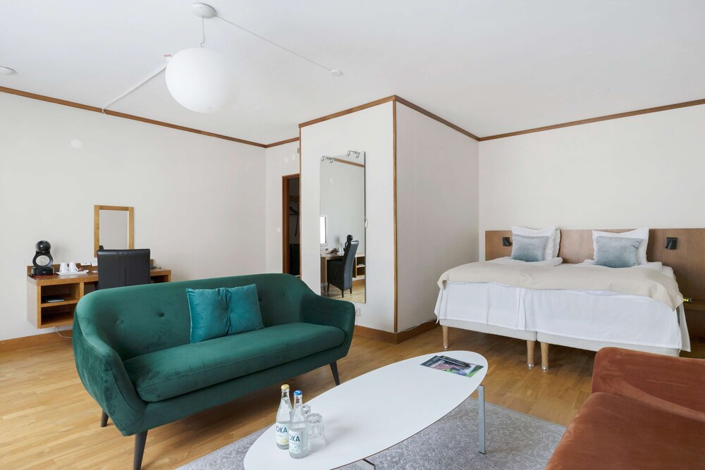 Business Room, 1 King Bed, Non Smoking photo 3