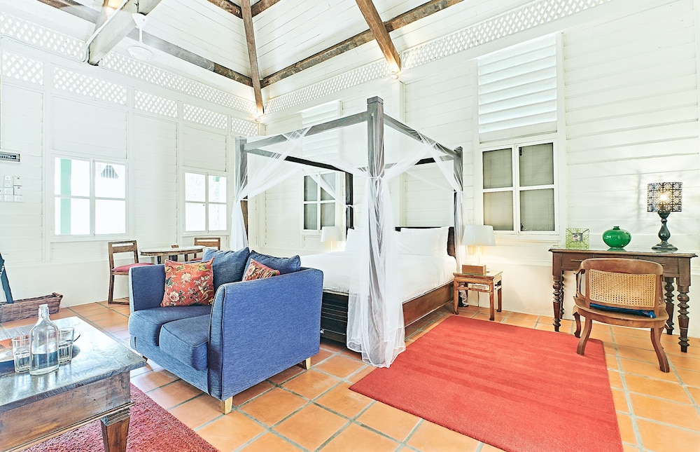 Double Bedroom Suite with Private Garden - Estate House 1