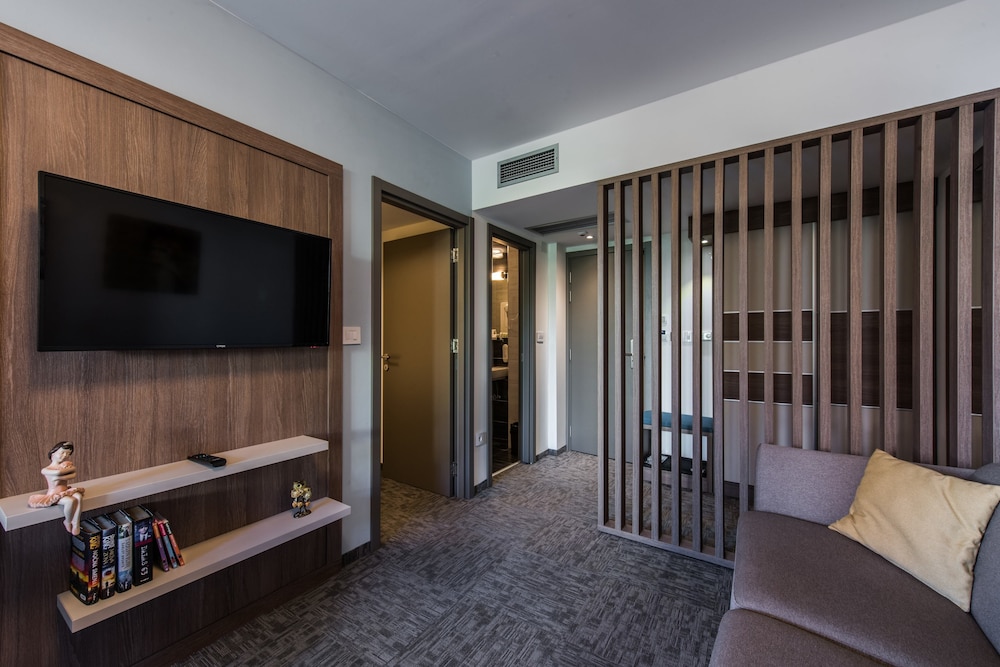 Suite, 1 Bedroom, Terrace - Photo 3