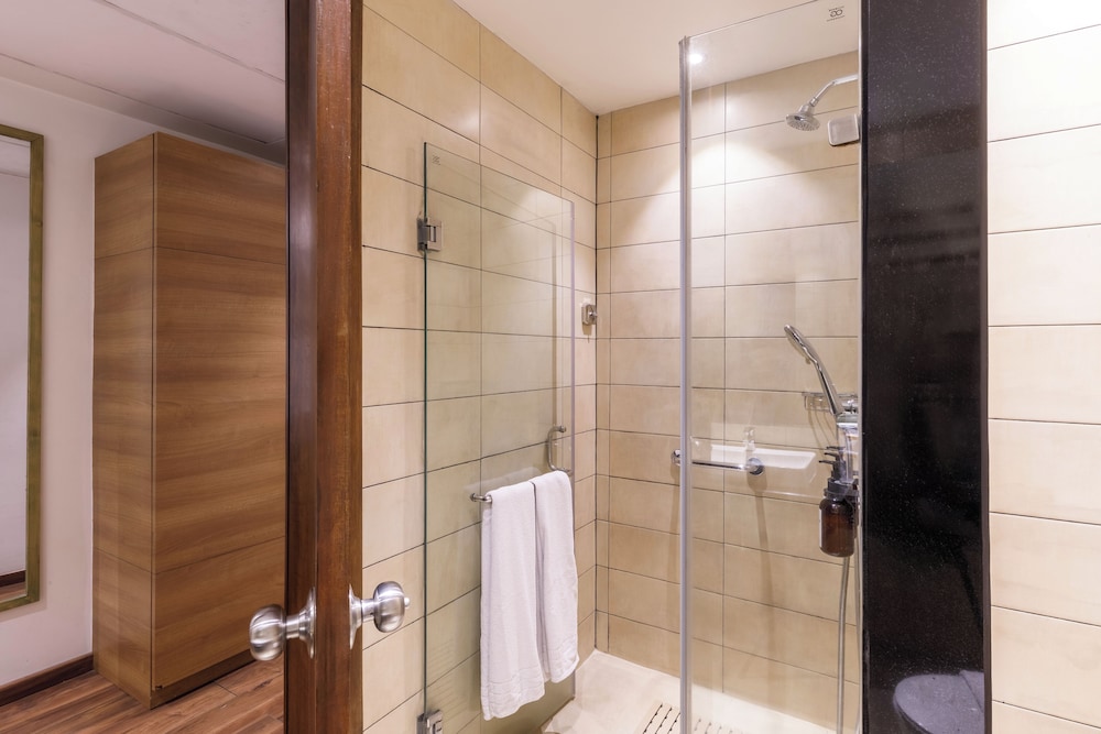 Deluxe Room - Photo 12