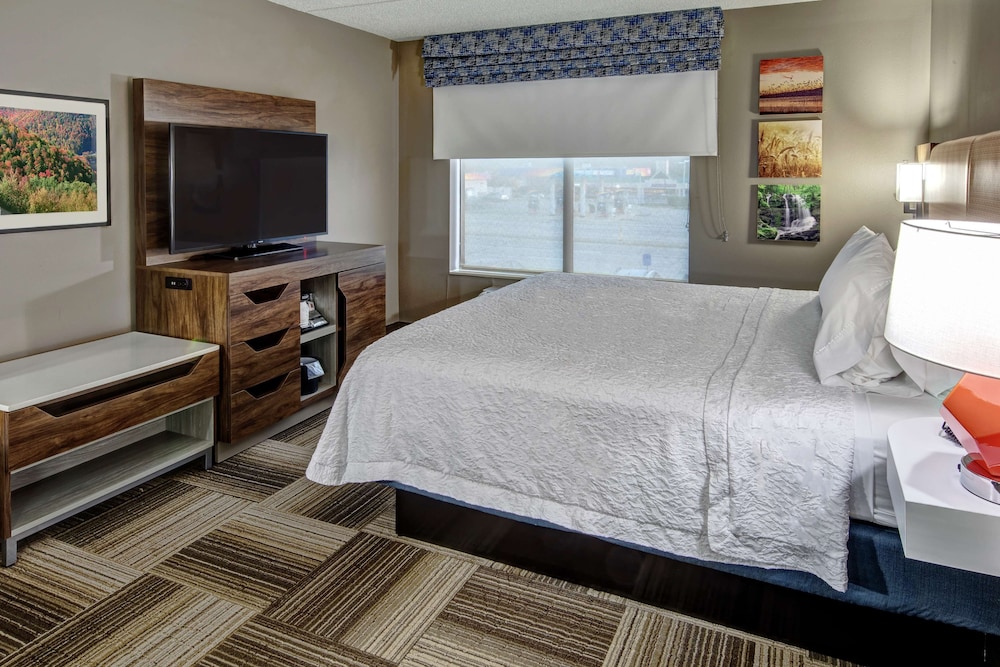 Room, 1 King Bed, Microwave photo 2