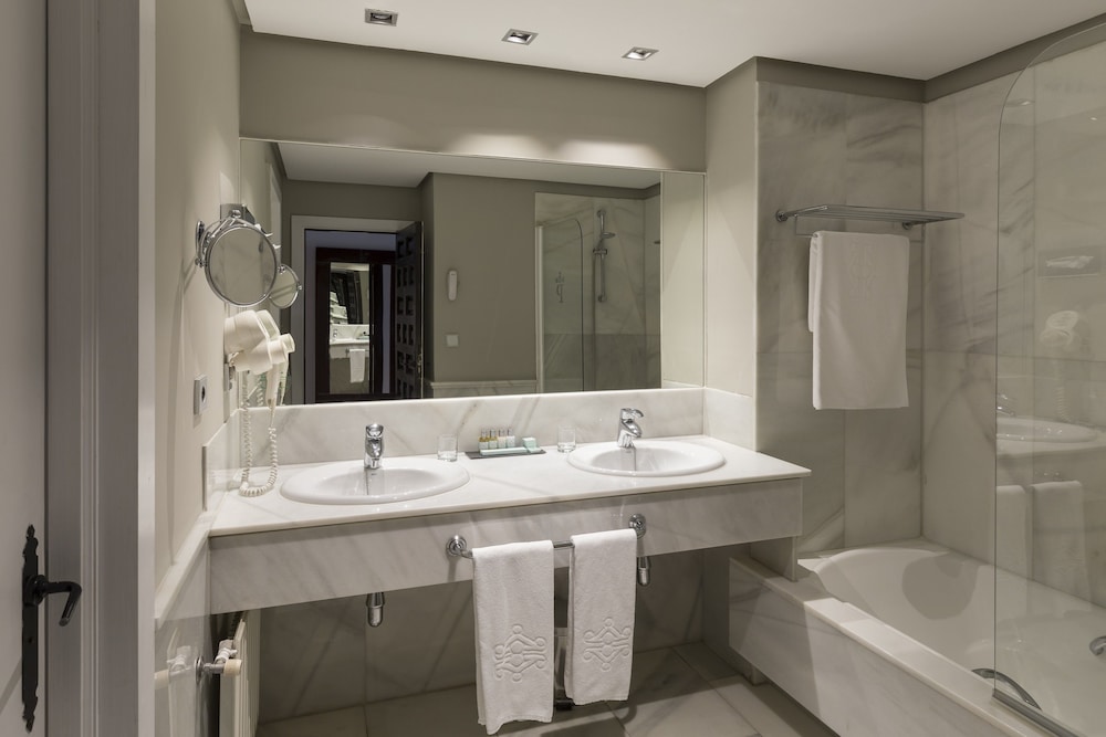 Standard Twin Room (3 adults) - Photo 8
