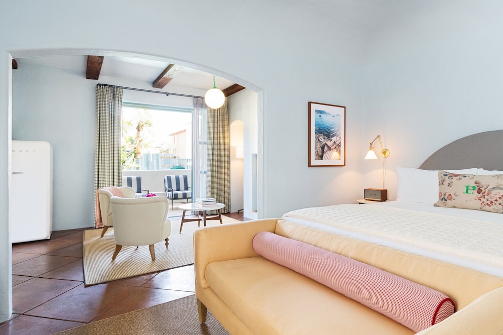 Deluxe Studio, 1 King Bed, Balcony (The Deluxe Studio) photo 1