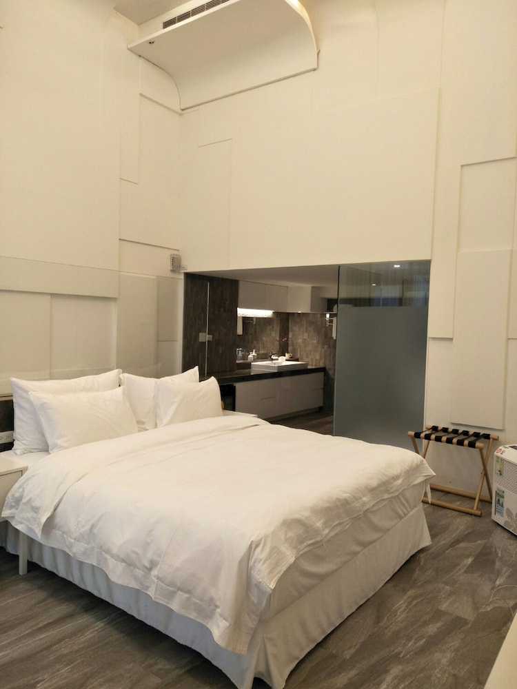 Double Room, 1 King Bed, Pool View photo 2