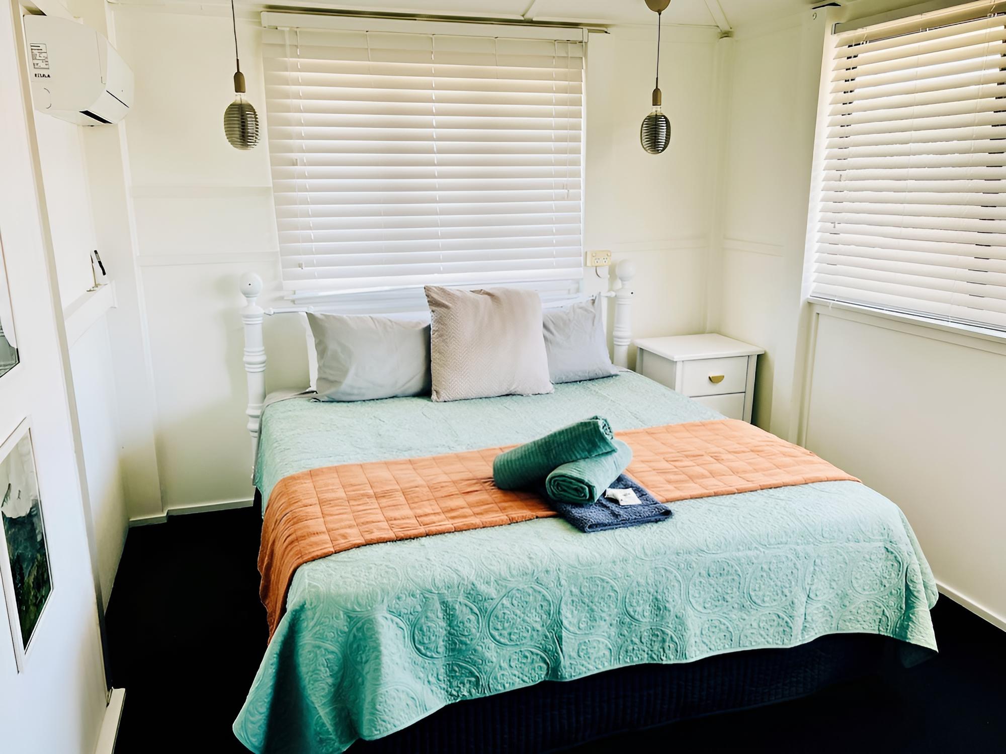 Deluxe Room, 1 King Bed, Non Smoking, Shared Bathroom photo 1
