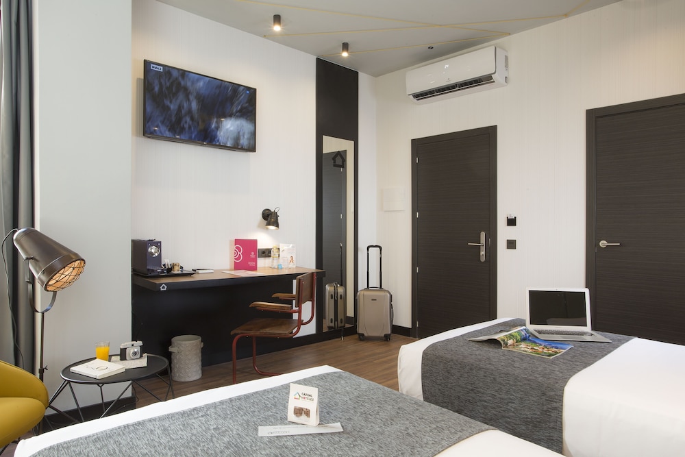 Premium Twin Room thumbnail 6