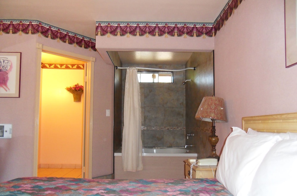 Single Room, 1 King Bed, Jetted Tub